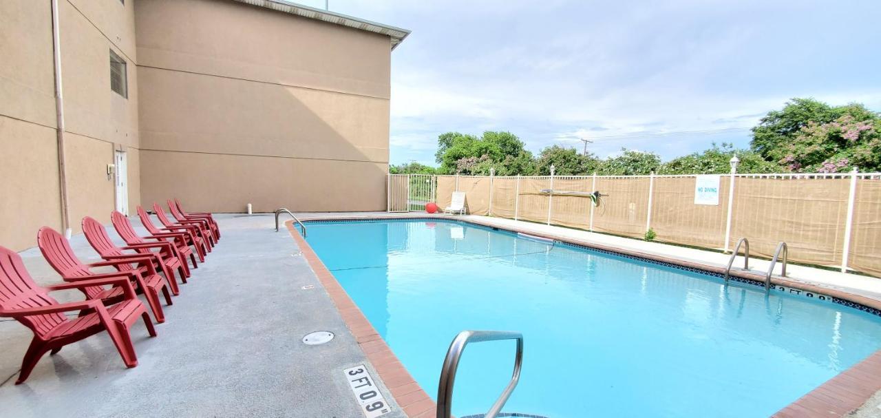 Super 8 By Wyndham Temple I-35 Hotel Exterior photo